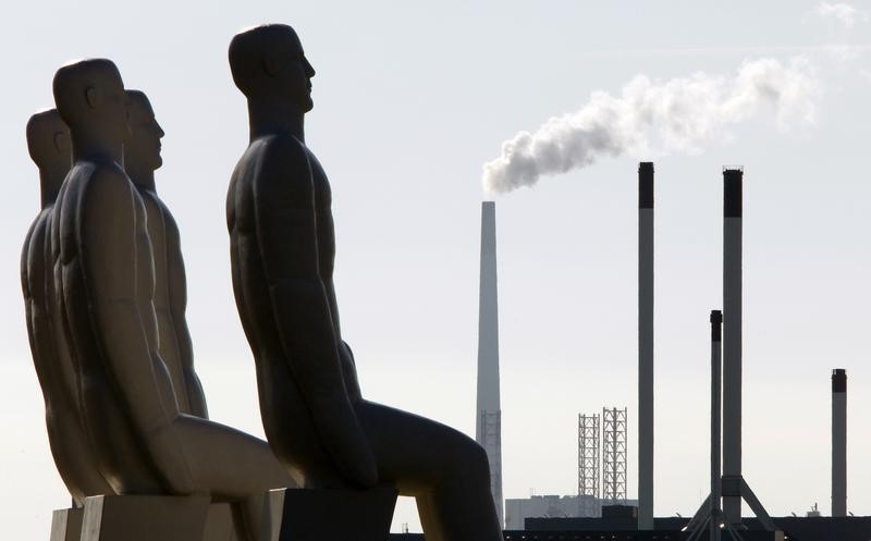 © Reuters. Скульптура "Мужчины у моря" в Эсбьерге, Дания