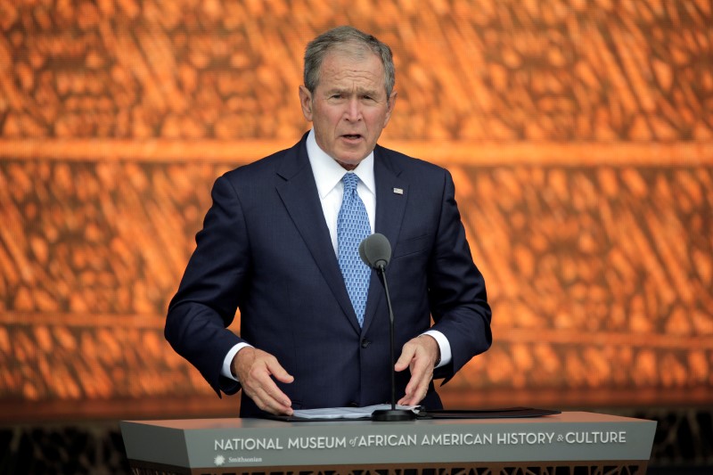 © Reuters. Former U.S. President George W. Bush speaks at the dedication of the Smithsonian’s National Museum of African American History and Culture in Washington.