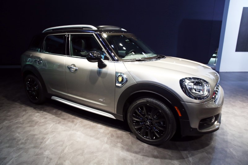 © Reuters. BMW AG introduces the 2017 electric Mini Countryman at the 2016 Los Angeles Auto Show in Los Angeles