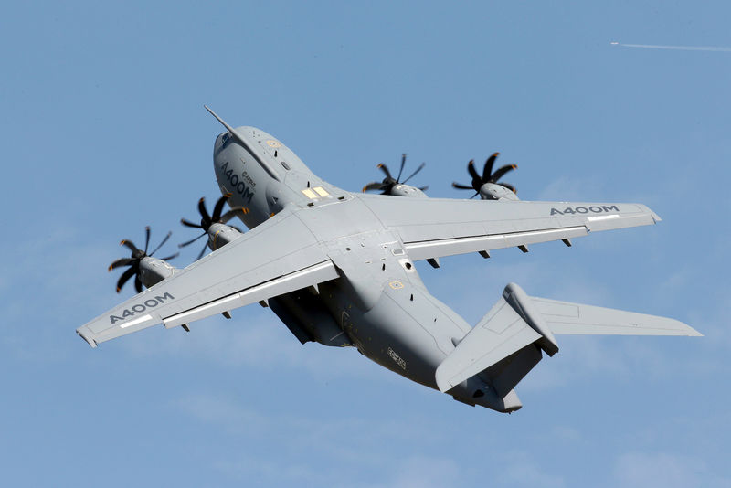 © Reuters. FILE PHOTO:  An Airbus A400M military aircraft participates in a flying display during the 51st Paris Air Show at Le Bourget airport near Paris