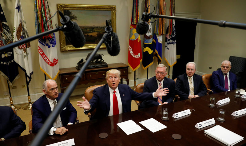 © Reuters. Trump meets health insurance CEOs at the White House in Washington