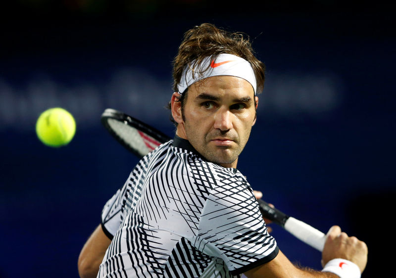 © Reuters. Tennis - Dubai Open - Men's Singles - Roger Federer of Switzerland v Benoit Paire of France - Dubai