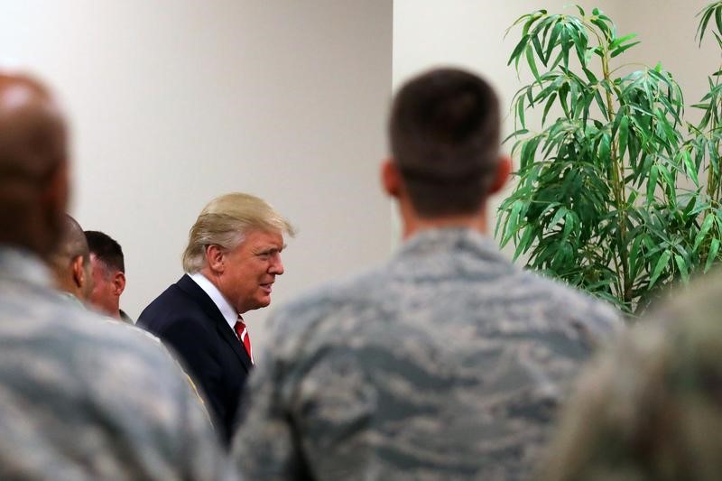 © Reuters. U.S. President Donald Trump attends a lunch with members of the U.S. military during a visit at the U.S. Central Command (CENTCOM) and Special Operations Command (SOCOM) headquarters in Tampa