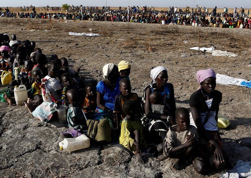 © Reuters. عشرات الآلاف يتدفقون على السودان من جنوب السودان الذي يواجه المجاعة