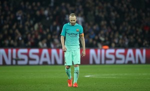 © Reuters. Barcelona's Andres Iniesta looks dejected