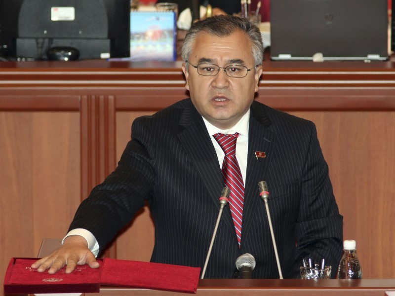 © Reuters. Tekebayev, leader of Ata-Meken party, takes an oath during the first session of parliament in Bishkek