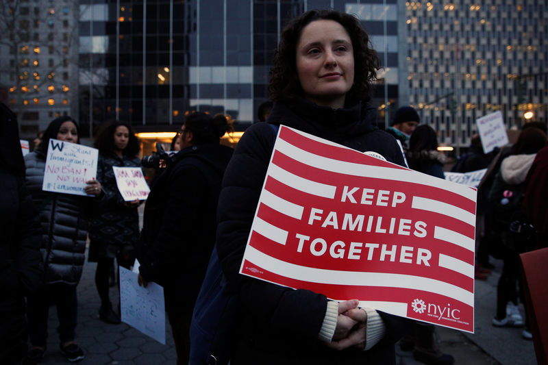 © Reuters. People gather to protest against President Donald Trump's travel ban in New York