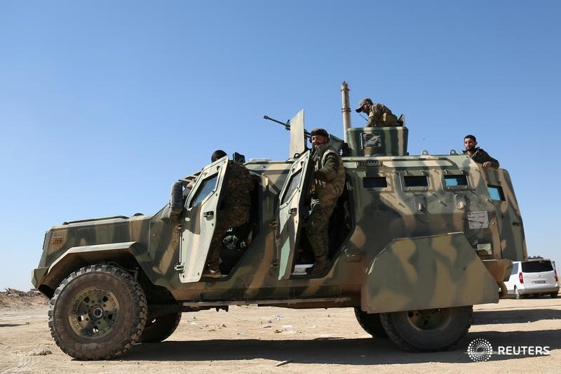 © Reuters. تقدم الجيش السوري يفتح حلقة وصل جديدة إلى المناطق الكردية