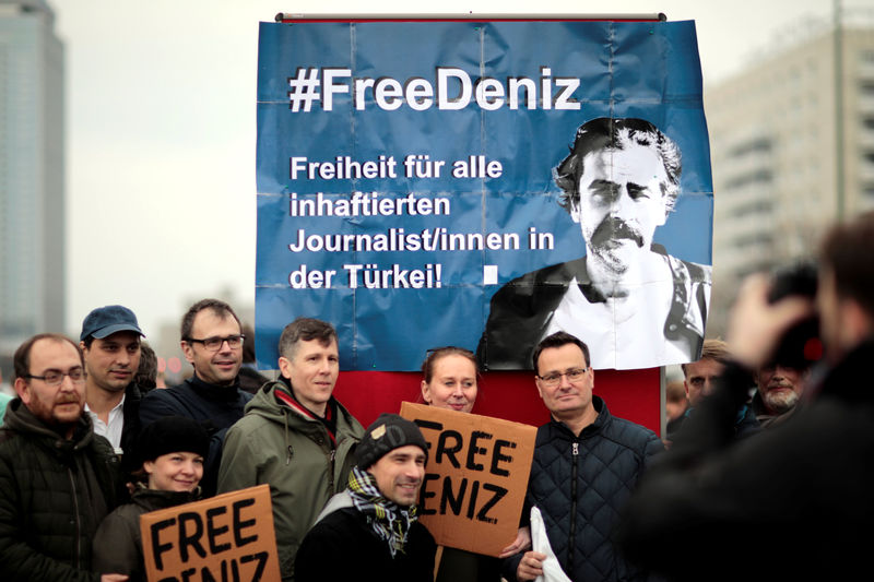 © Reuters. Protestors demonstrate, calling for the freedom of German-Turkish journalist Deniz Yucel, in the streets of Berlin