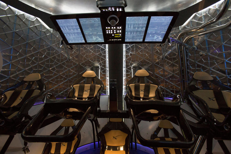 © Reuters. File Photo: The cabin of the Dragon V2 spacecraft is pictured after it was unveiled in Hawthorne