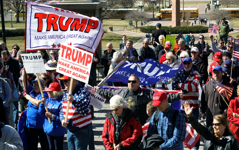 © Reuters. Supporters of U.S. President Donald Trump attend a "Spirit of America" rally in Denver