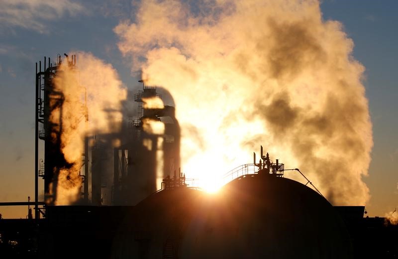 © Reuters. FILE PHOTO - Smoke rises from a factory during sunset at Keihin industrial zone in Kawasaki