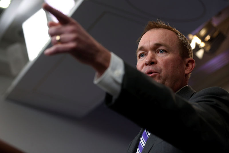 © Reuters. Mulvaney speaks with reporters during the daily press briefing at the White House in Washington