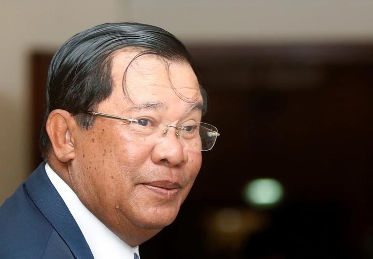 © Reuters. Cambodia's Prime Minister Hun Sen smiles as he arrive at the National Assembly of Cambodia during a plenary session, in central Phnom Penh