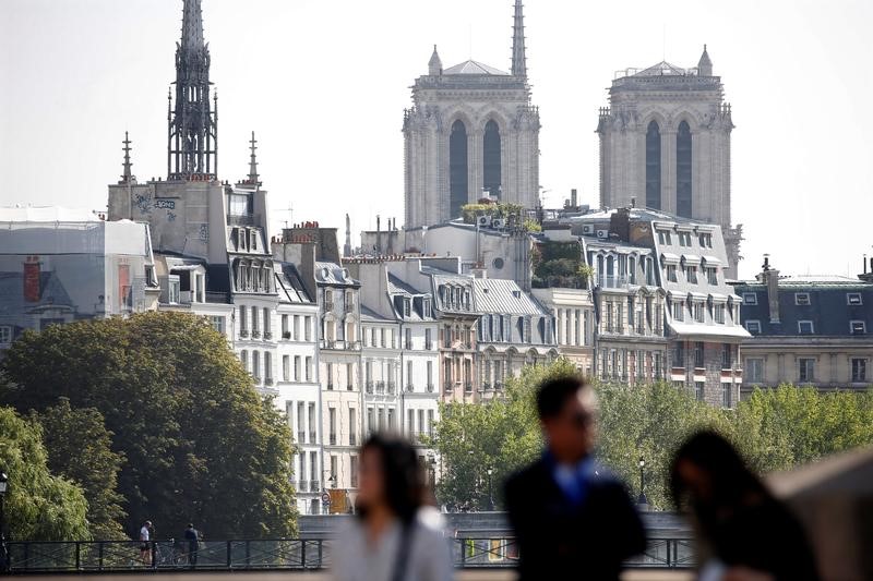© Reuters. AIRBNB VEUT INSTAURER UNE LIMITE DE 120 NUITÉES PAR AN À PARIS