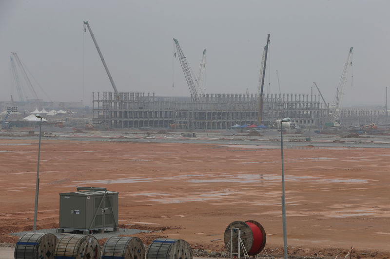 © Reuters. FILE PHOTO -  Construction takes place at a Refinery and Petrochemical Integrated Development (RAPID) project site in Pengerang