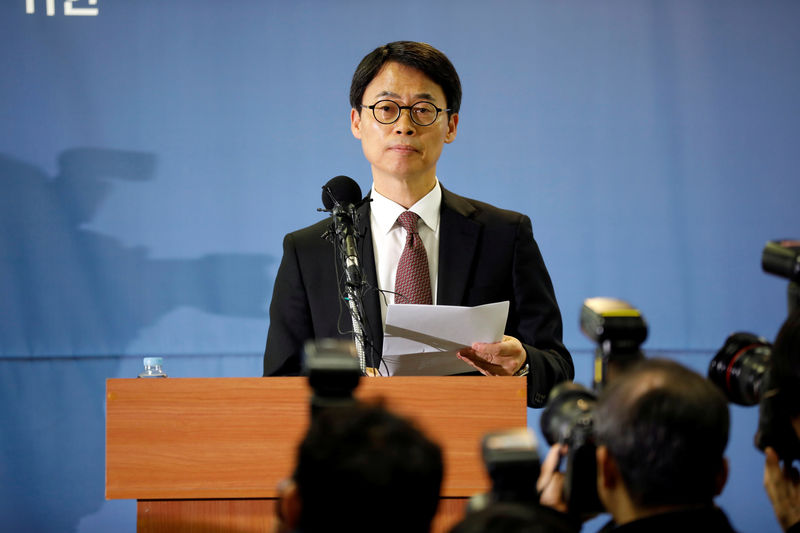 © Reuters. El jefe de Samsung Group será acusado de soborno y malversación en medio de escándalo