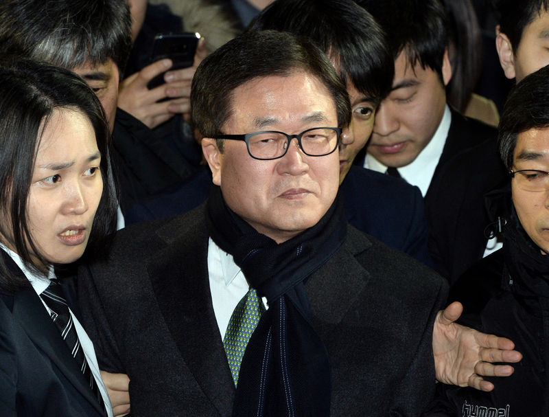 © Reuters. Samsung Electronics Co Ltd president Park Sang-jin leaves court in Seoul
