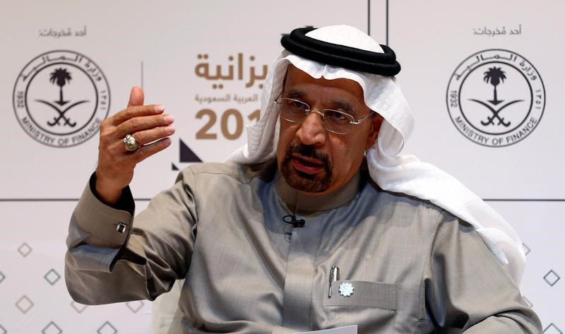 © Reuters. Министр энергетики Саудовской Аравии Халид аль-Фалих на пресс-конференции в Эр-Рияде