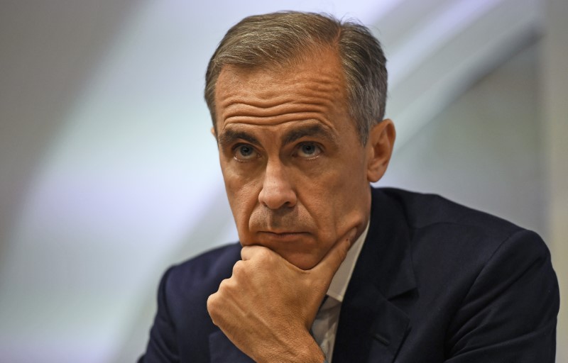 © Reuters. FILE PHOTO : Bank of England governor Mark Carney pauses as he speaks during a news conference at the Bank of England in London