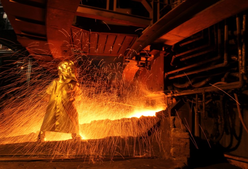 © Reuters. Рабочий контролирует плавку никеля на комбинате в индонезийском городе Соровако