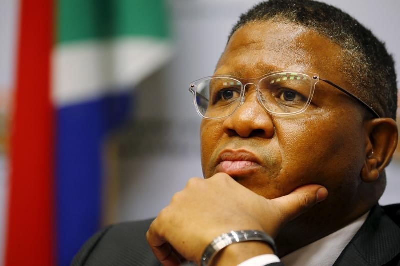 © Reuters. South African Sports Minister Fikile Mbalula addresses a media conference in Cape Town