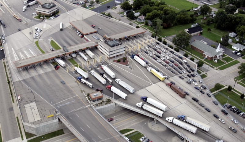 © Reuters. FILE PHOTO --  Vehicles can be seen going through customs entering the US from Sarnia, Canada from the Bluewater bridge in Port Huron, Michigan