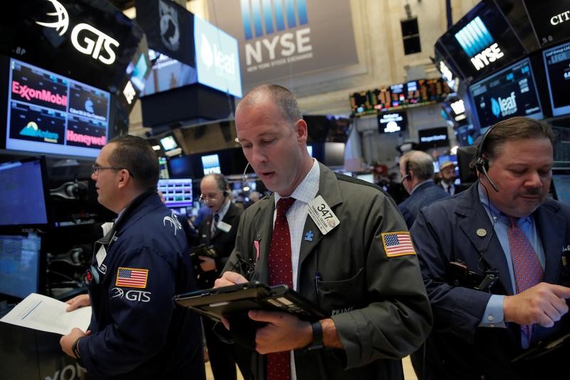 © Reuters. Traders work on the trading floor at the opening of the markets at the NYSE in Manhattan