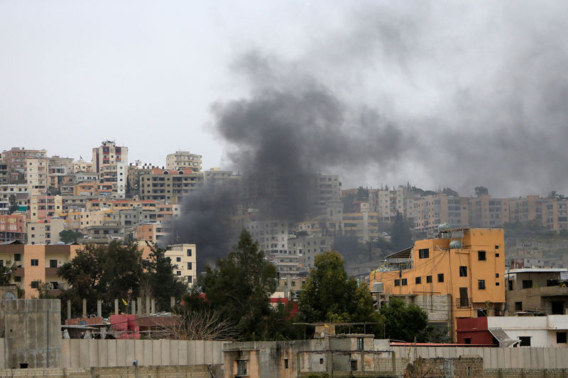 © Reuters. Smoke rises from the Ain el-Hilweh Palestinian refugee camp in southern Lebanon