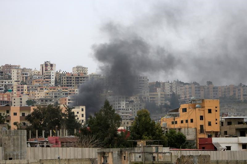 © Reuters. تزايد الاشتباكات في مخيم عين الحلوة بلبنان وإصابة طفل
