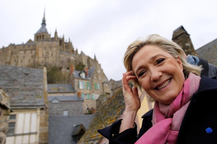 © Reuters. Marine Le Pen, French National Front (FN) political party leader and candidate for French 2017 presidential election, visits Le Mont-Saint-Michel