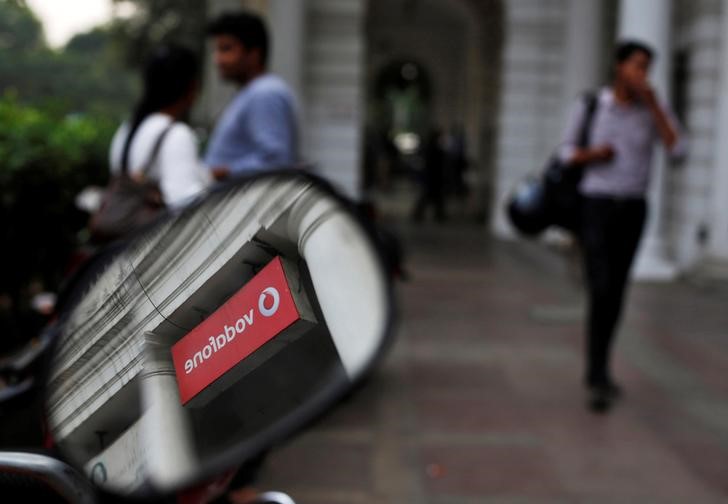 © Reuters. Vodafone pide a Bruselas ayuda para compensar los ingresos perdidos del roaming