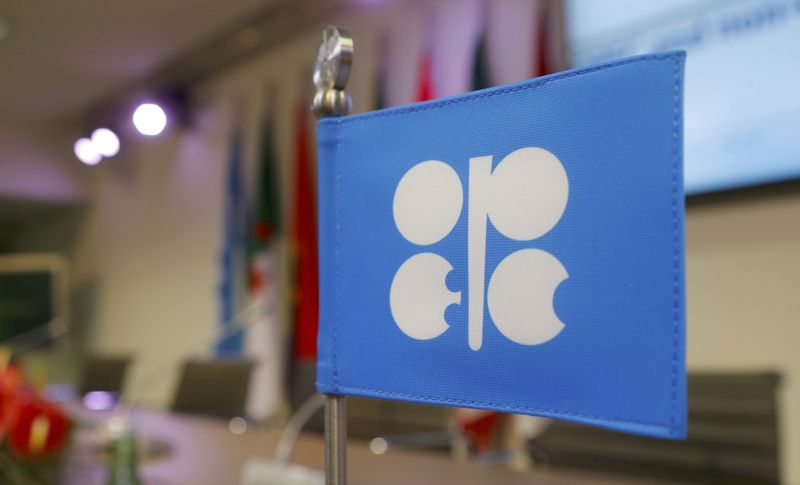 © Reuters. FILE PHOTO -  A flag with the OPEC logo is seen before a news conference in Vienna