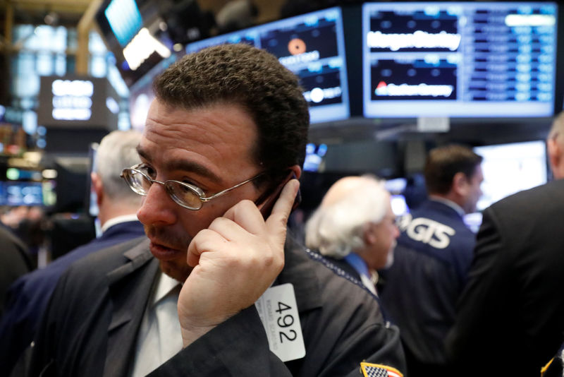 © Reuters. Traders work on the floor of the NYSE