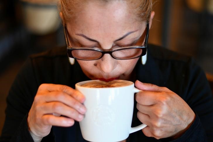 © Reuters. A customer sips on a coffee at a Starbucks coffeehouse in Austin, Texas, U.S.,