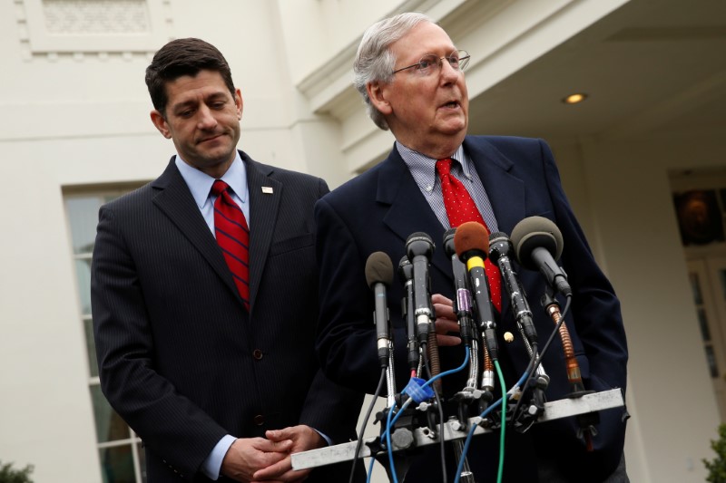 © Reuters. Ryan and McConnell speak to reporters after meeting with Trump at the White House in Washington