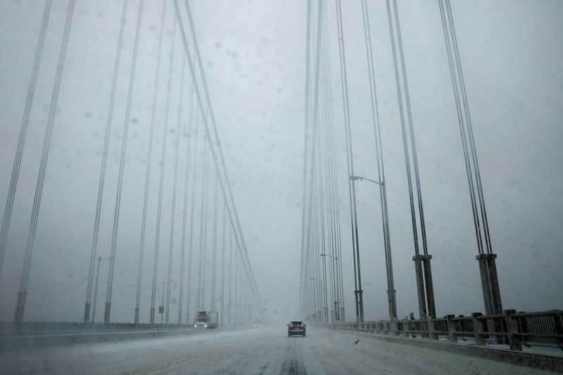 © Reuters. A car travels across the George Washington Bridge from New Jersey towards New York City in heavy falling snow in New York