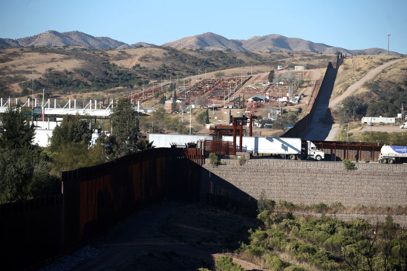 © Reuters. FILE PHOTO - Trucks cross the border from Mexico into the U.S. in Nogales