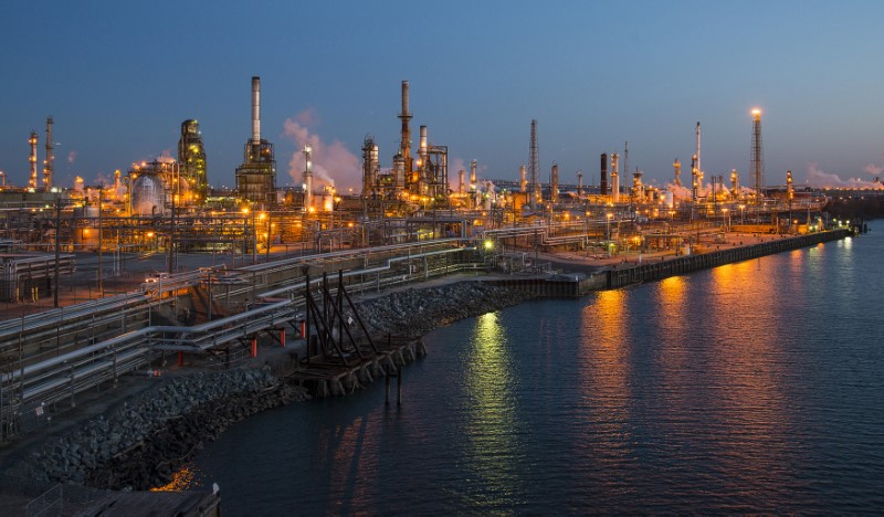 © Reuters. The Philadelphia Energy Solutions oil refinery owned by The Carlyle Group is seen at sunset in Philadelphia