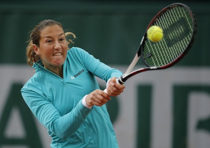 © Reuters. Peer of Israel hits a return to Bouchard of Canada during their women's singles match at the French Open tennis tournament at the Roland Garros stadium in Paris