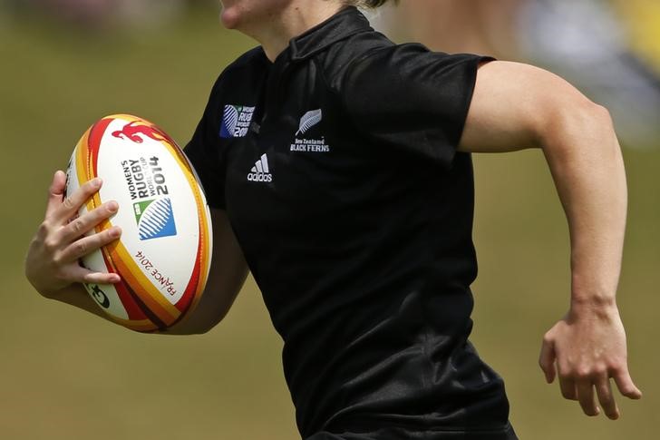 © Reuters. New Zealand's Black Fern Kelly Brazier runs with the ball during her match against Kazakhstan during the Women's Rugby World Cup 2014 at the Rugby Union National Centre in Marcoussis