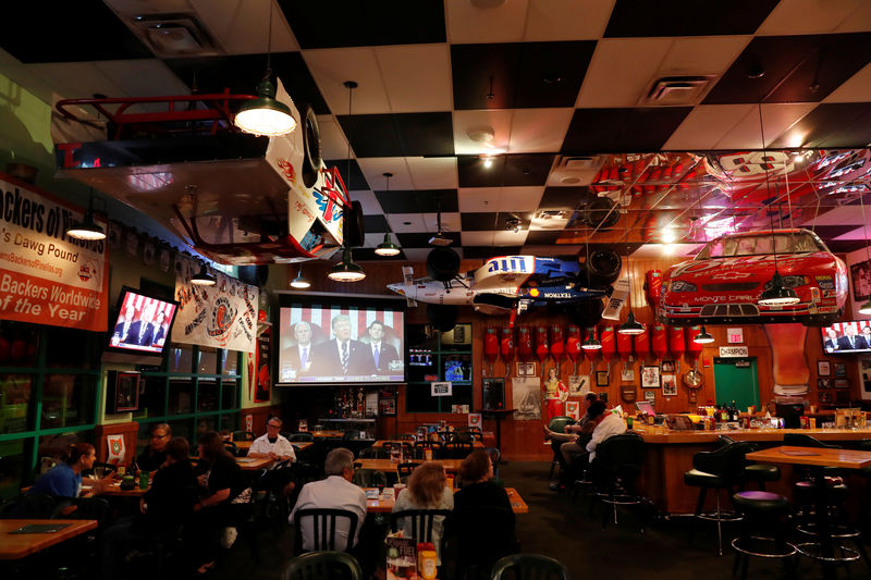 © Reuters. Diners watch as President Donald Trump speaks to congress during a Pinellas County Republican Party watch party in Clearwater, Florida