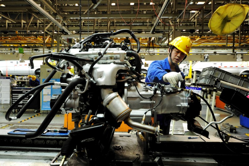 © Reuters. An employee works on an assembly line producing automobiles at a factory in Qingdao