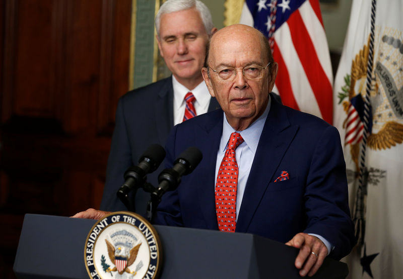 © Reuters. Wilbur Ross speaks, as U.S. Vice President Mike Pence watches, after being sworn in as Secretary of Commerce in Washington