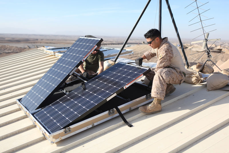 © Reuters. File photo of U.S. soldiers installing solar panels in Afghanistan