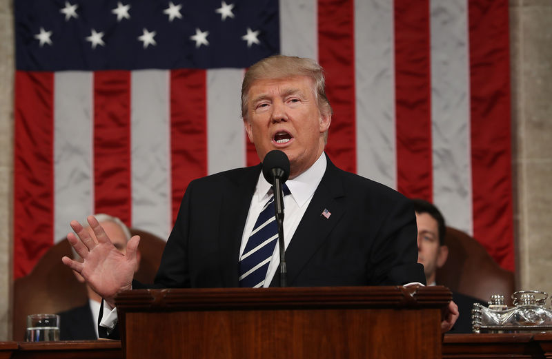 © Reuters. US President Donald J. Trump arrives to delivers his first address to a joint session of Congress from the floor of the House of Representatives in Washington