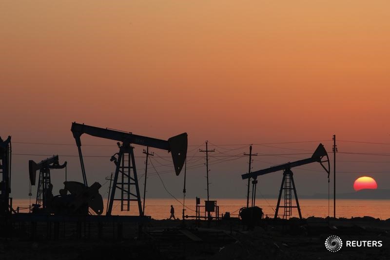 © Reuters. Станки-качалки на нефтяном месторождении в Баку