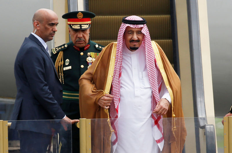 © Reuters. Saudi Arabia's King Salman stands on an escalator as he arrives at Halim Perdanakusuma airport in Jakarta