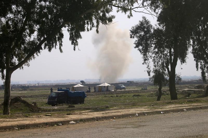 © Reuters. الجيش العراقي يقطع فعليا آخر طريق رئيسي للخروج من الموصل
