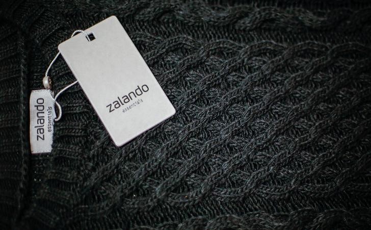 © Reuters. FILE PHOTO -  A Zalando label lies on an item of clothing in a showroom of the fashion retailer Zalando in Berlin